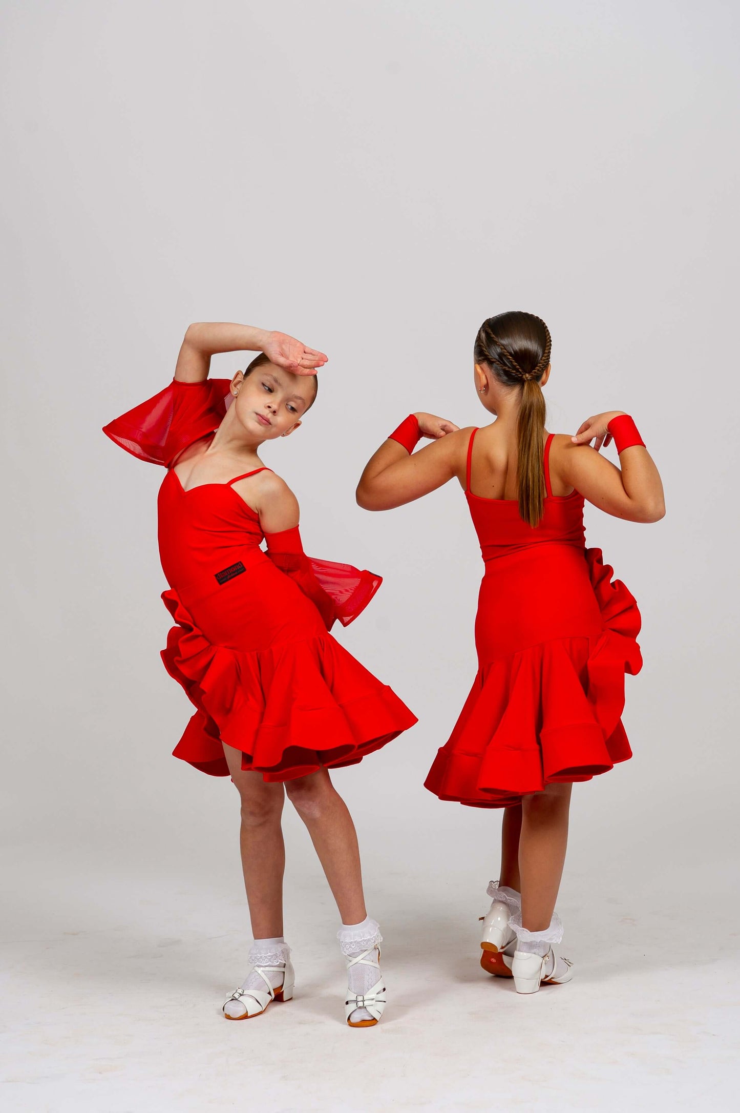 This red dance dress for girls is created for young dancers and beginners who want to stand out while staying age-appropriate. The design is modest and child-friendly — not open or sexy — making it perfect for kids’ training and first competitions. The r