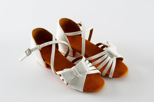 Girls White Dance Shoes with Bow Ballroom & Latin 103 sporta deju apģērbs – Kids’ Latin Ballroom Dance Shoes | Diamond Fashion SIA