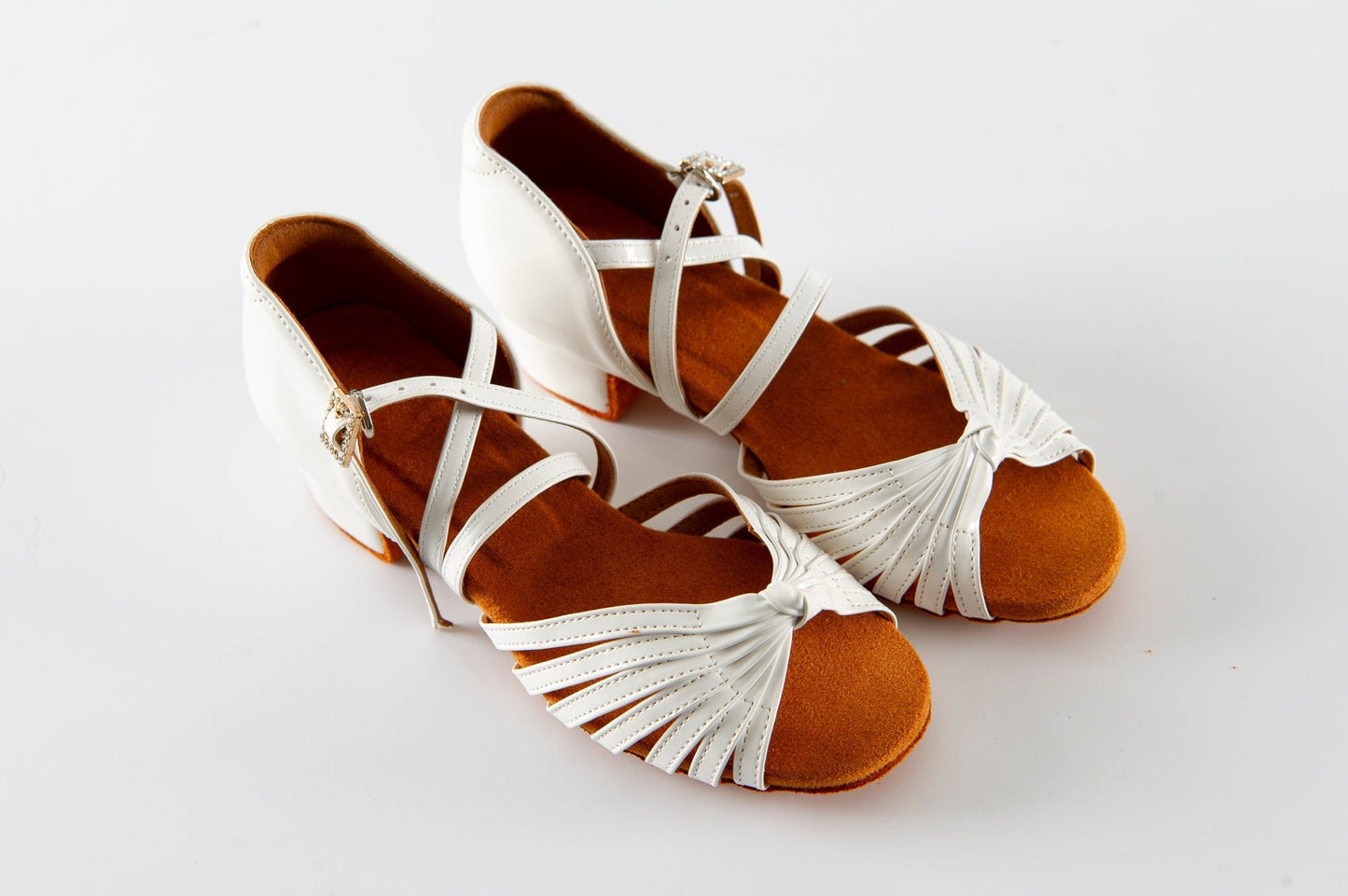 Girls White Dance Shoes with Cross Straps Girls’ Ballroom & Latin 107 sporta deju apģērbs – Dance Shoes / Latin Dance Shoes | Diamond Fashion SIA