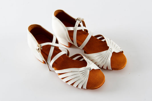 Girls White Dance Shoes with Cross Straps Girls’ Ballroom & Latin 107 sporta deju apģērbs – Dance Shoes / Latin Dance Shoes | Diamond Fashion SIA