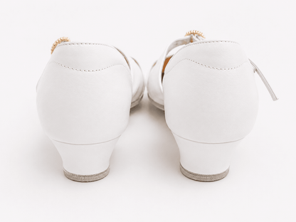 White Low Heel Ballroom Dance Shoes with Dual Adjustable Width | Juvenile Competition Shoes sporta deju apģērbs – Kids’ Latin Ballroom Dance Shoes | Diamond Fashion SIA